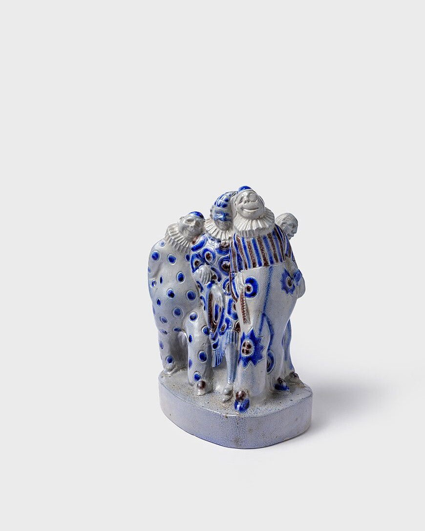 Steinzeugfigur einer Straßenszene von Hans Wewerka zu sehen im Keramikmuseum WesterwaldHans Wewerka