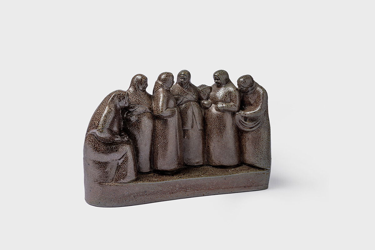 Steinzeugfigur einer Straßenszene von Hans Wewerka zu sehen im Keramikmuseum WesterwaldHans Wewerka