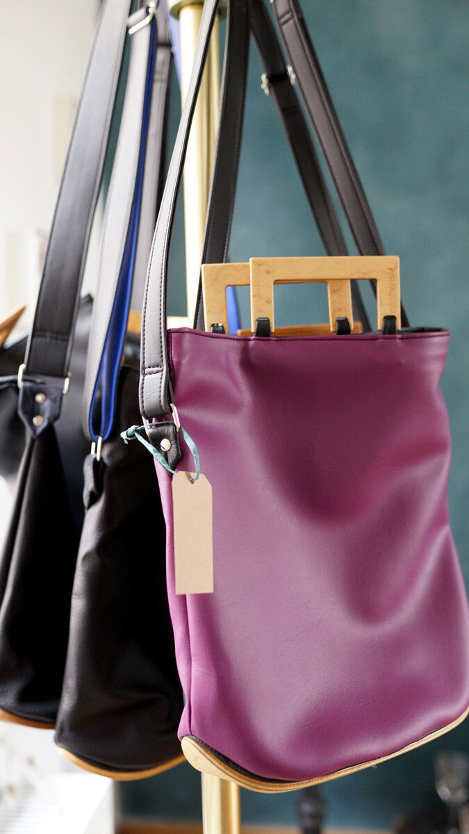 Taschen für Sie und Ihn von Industrierelikt, ausgestellt im Keramik.Kombinat