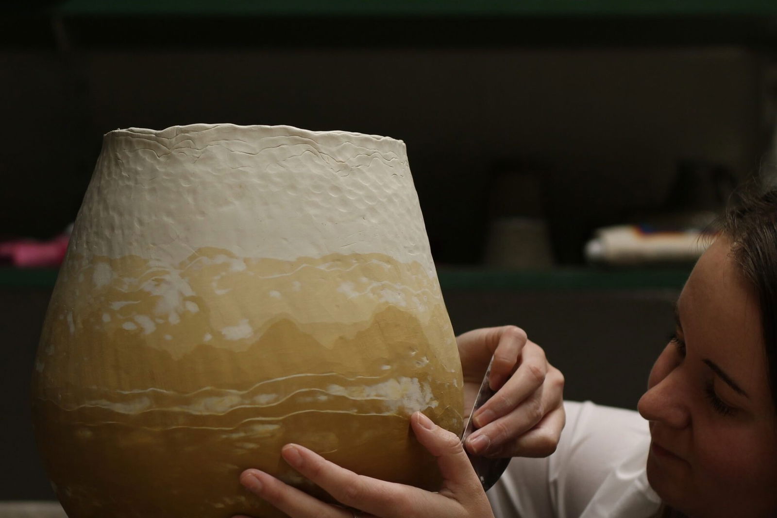 Laura Bouyer im Keramik-Atelier