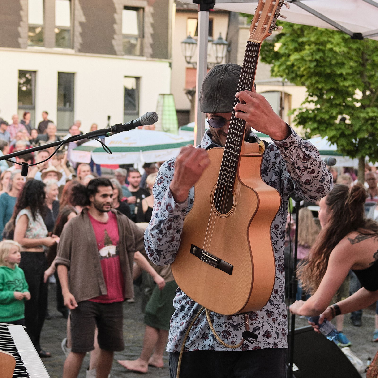 Gitarre-wakkamole-party-hoehrgrenzhausen-naturkulturkeramik-wlachopulos-keramikmarkt2023-keramik-kunst-westerwald-keramikmarkthoehrgrenzhausen