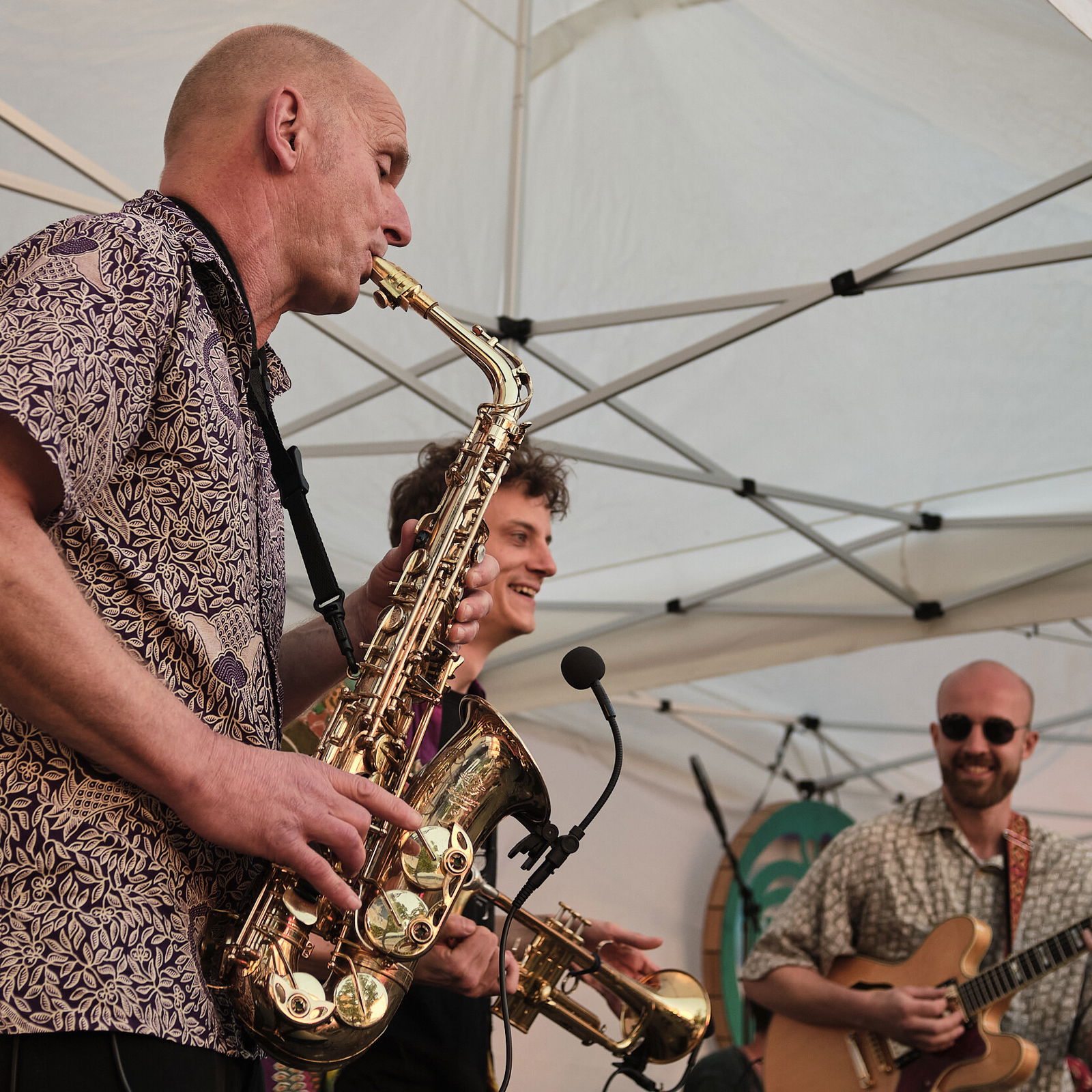 Saxophon-wakkamole-hoehrgrenzhausen-naturkulturkeramik-wlachopulos-keramikmarkt2023-keramik-kunst-westerwald-keramikmarkthoehrgrenzhausen