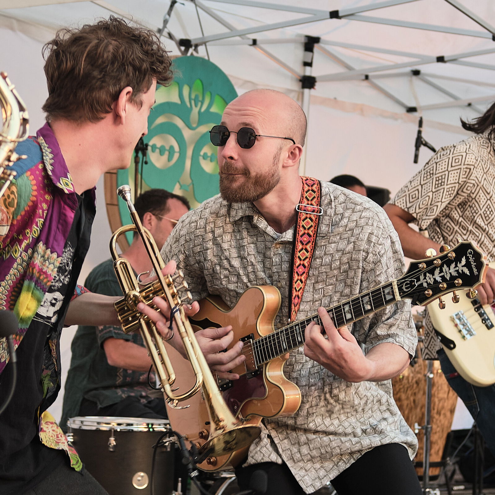 trompetensolo-wakkamole-musik-party-hoehrgrenzhausen-naturkulturkeramik-wlachopulos-keramikmarkt2023-keramik-kunst-westerwald-keramikmarkthoehrgrenzhausen
