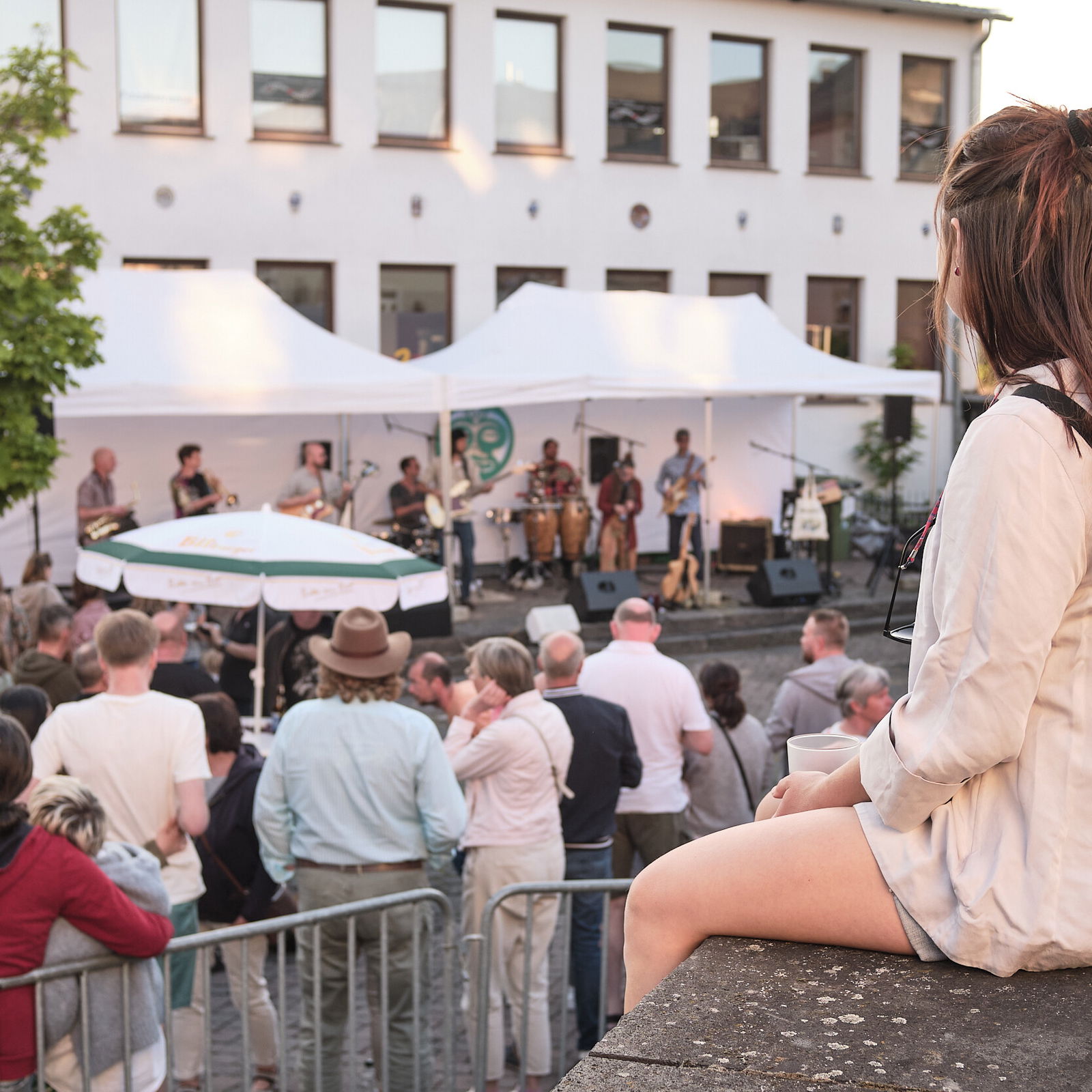 frau-laigueliaplatz-keramikfest-wakkamole-hoehrgrenzhausen-naturkulturkeramik-wlachopulos-keramikmarkt2023-keramik-kunst-westerwald-keramikmarkthoehrgrenzhausen