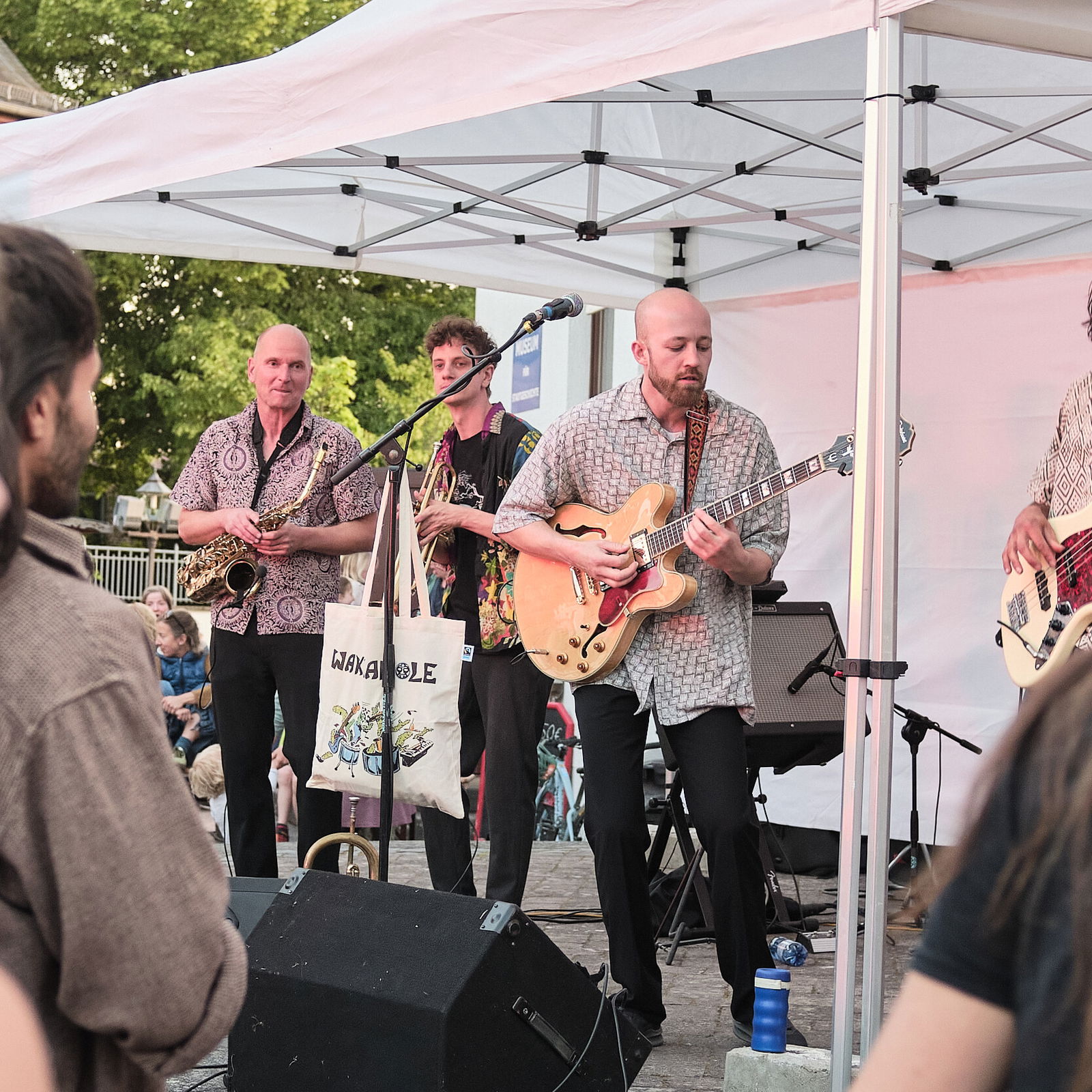 gitarre-bass-musik-wakamole-hoehrgrenzhausen-naturkulturkeramik-wlachopulos-keramikmarkt2023-keramik-kunst-westerwald-keramikmarkthoehrgrenzhausen
