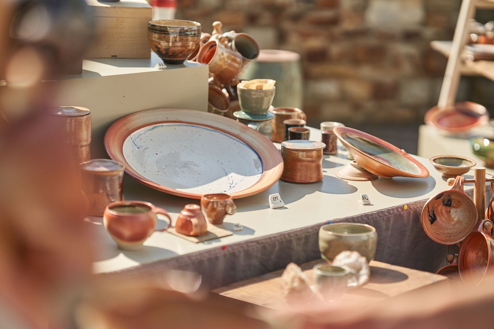 Keramikdetail-keramikteller-foodkeramik-hoehrgrenzhausen-naturkulturkeramik-wlachopulos-keramikmarkt2023-keramik-kunst-westerwald-keramikmarkthoehrgrenzhausen