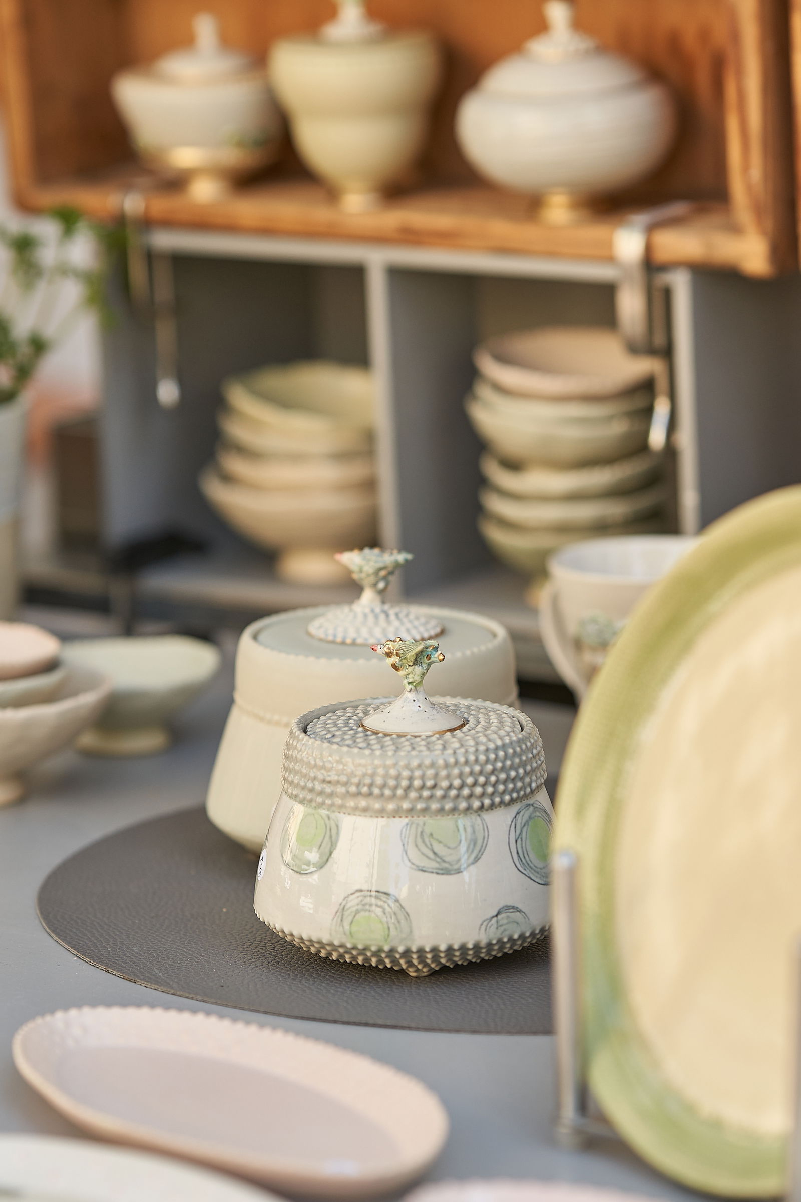 detail-gebrauchskeramik-hoehrgrenzhausen-naturkulturkeramik-wlachopulos-keramikmarkt2023-keramik-kunst-westerwald-keramikmarkthoehrgrenzhausen