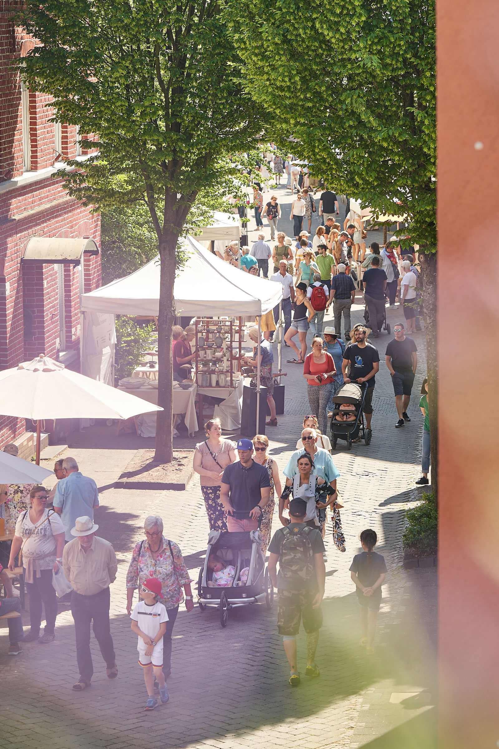 Marktatmosphäre-hoehrgrenzhausen-naturkulturkeramik-wlachopulos-keramikmarkt2023-keramik-kunst-westerwald-keramikmarkthoehrgrenzhausen