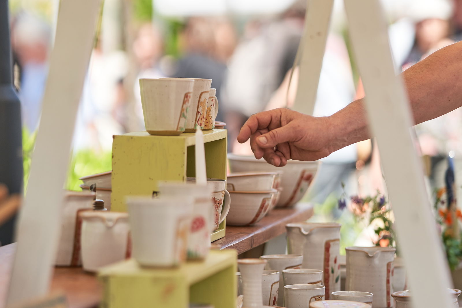 tassen-hand-marktstand-hoehrgrenzhausen-naturkulturkeramik-wlachopulos-keramikmarkt2023-keramik-kunst-westerwald-keramikmarkthoehrgrenzhausen