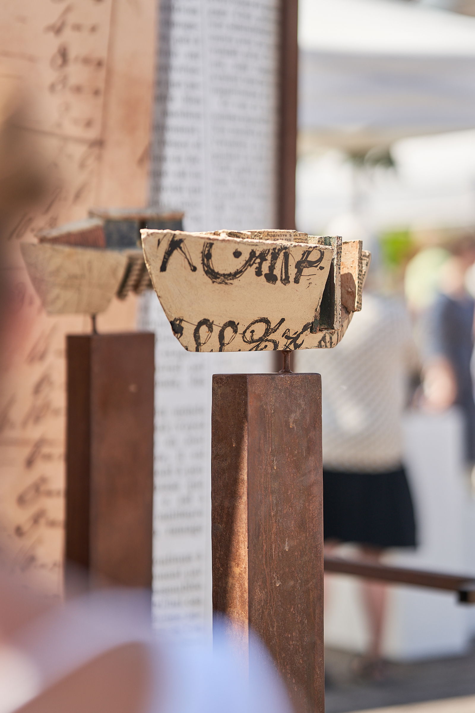 stele-hoehrgrenzhausen-naturkulturkeramik-wlachopulos-keramikmarkt2023-keramik-kunst-westerwald-keramikmarkthoehrgrenzhausen