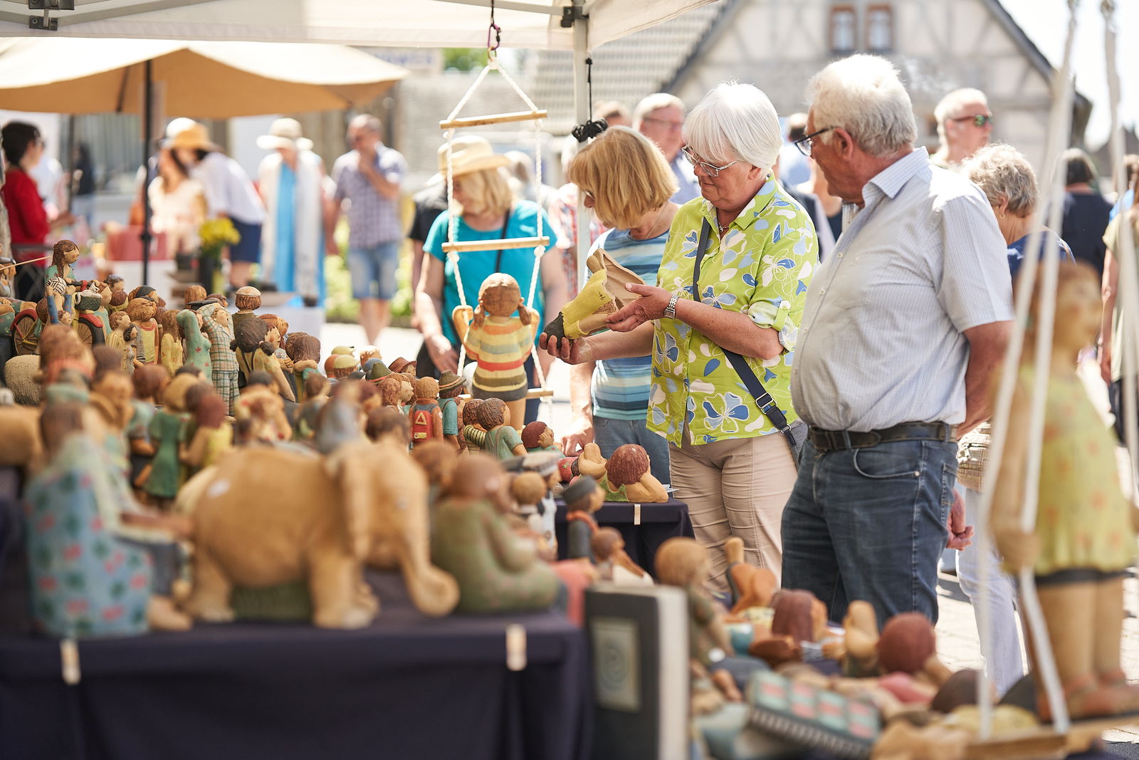 germanjuana-keramikmenschen-skulpturen-hoehrgrenzhausen-naturkulturkeramik-wlachopulos-keramikmarkt2023-keramik-kunst-westerwald-keramikmarkthoehrgrenzhausen