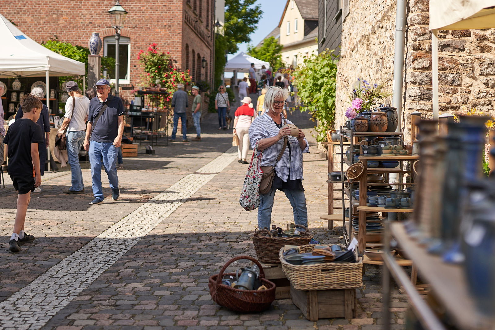 Brunnenstraße-schilzkeramik-hoehrgrenzhausen-naturkulturkeramik-wlachopulos-keramikmarkt2023-keramik-kunst-westerwald-keramikmarkthoehrgrenzhausen