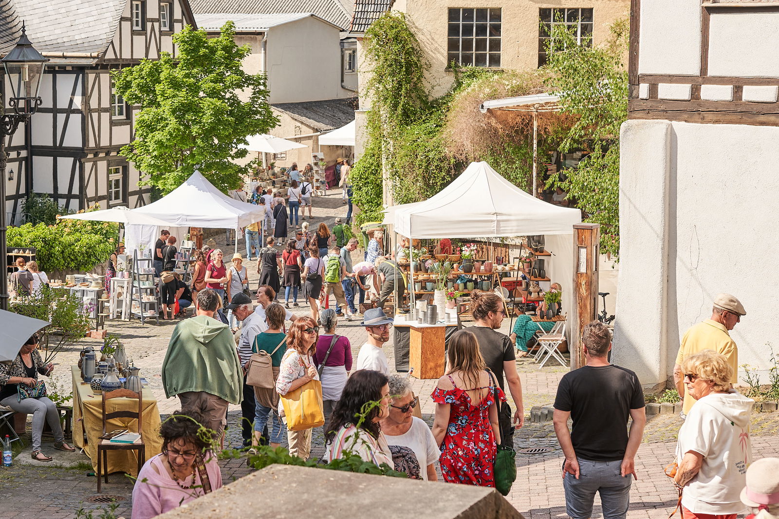 übersichtkeramikmarkt-merkelbachhof-hoehrgrenzhausen-naturkulturkeramik-wlachopulos-keramikmarkt2023-keramik-kunst-westerwald-keramikmarkthoehrgrenzhausen