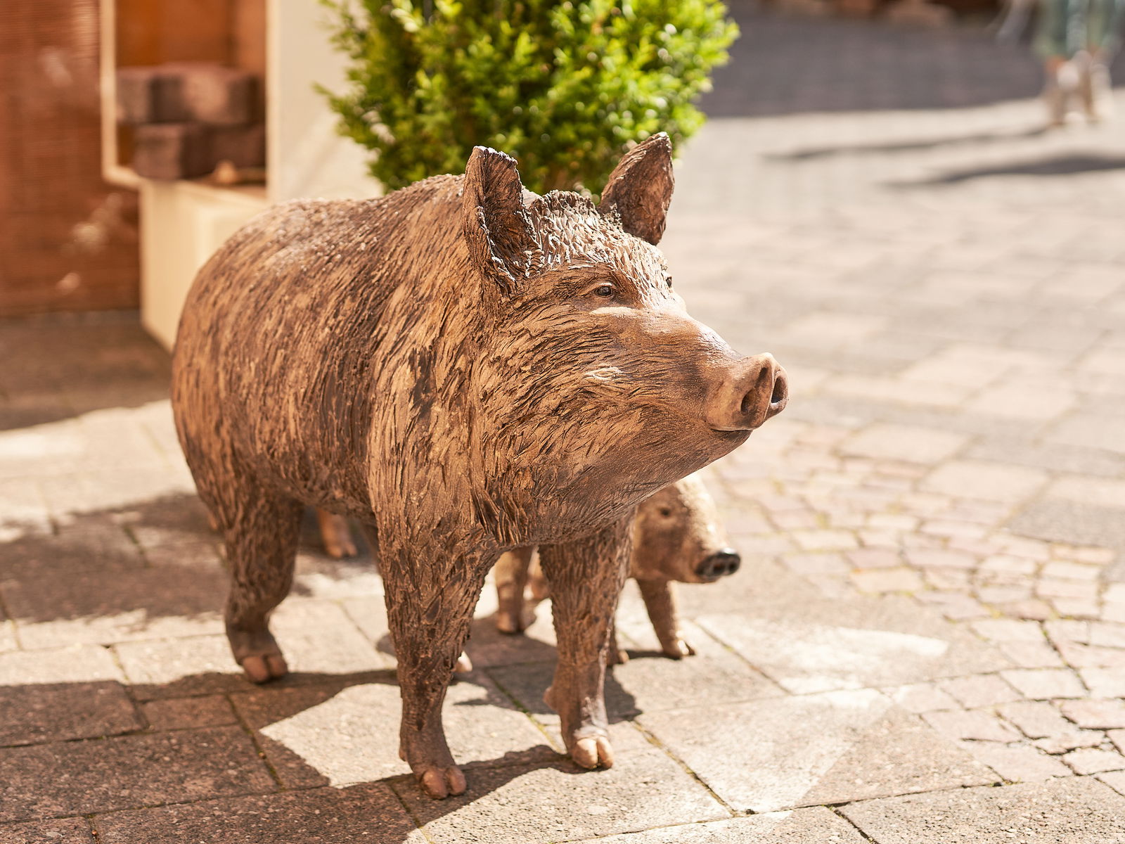 Wildschwein-keramiktier-hoehrgrenzhausen-naturkulturkeramik-wlachopulos-keramikmarkt2023-keramik-kunst-westerwald-keramikmarkthoehrgrenzhausen