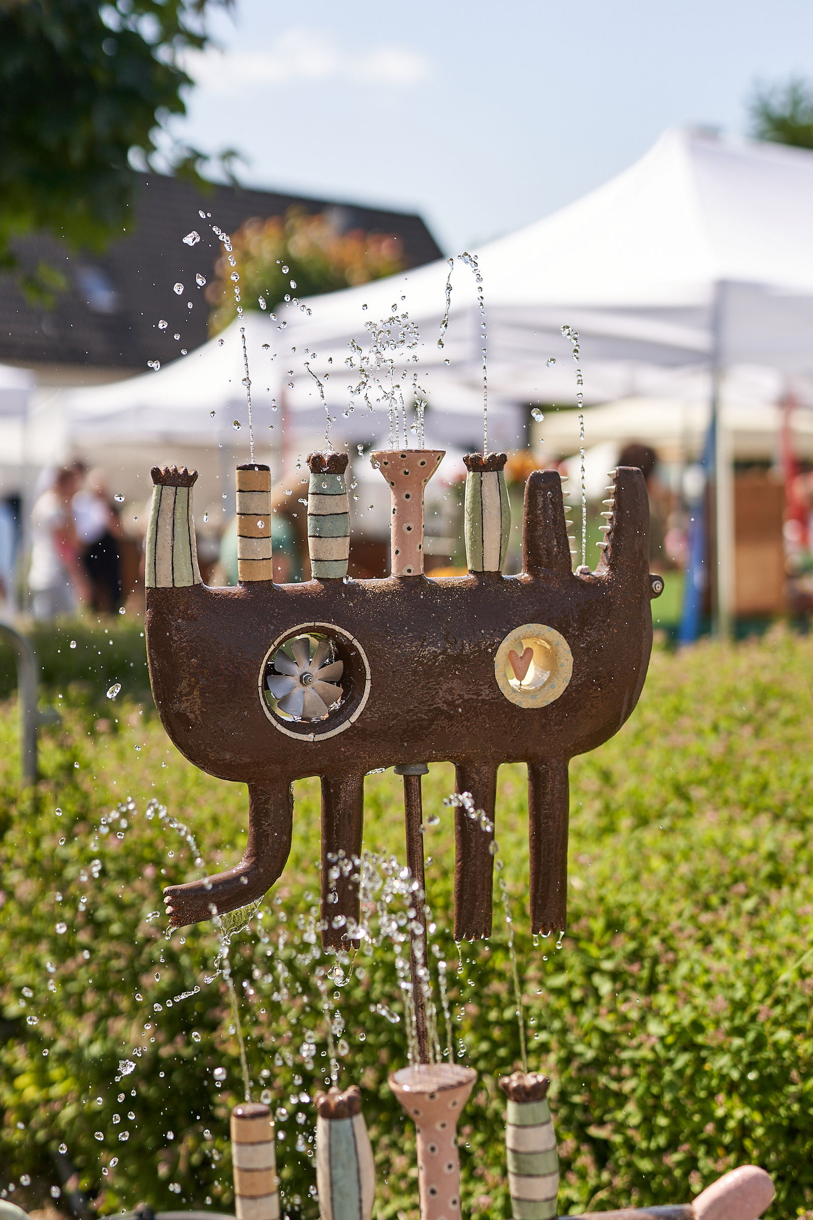 Petzer-hoehrgrenzhausen-naturkulturkeramik-wlachopulos-keramikmarkt2023-keramik-kunst-westerwald-keramikmarkthoehrgrenzhausen-wasserspiel