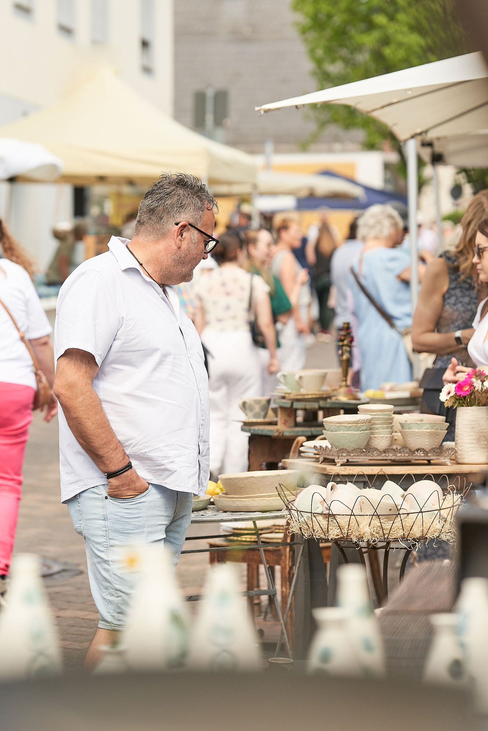 menschen-hoehrgrenzhausen-naturkulturkeramik-wlachopulos-keramikmarkt2023-keramik-kunst-westerwald-keramikmarkthoehrgrenzhausen