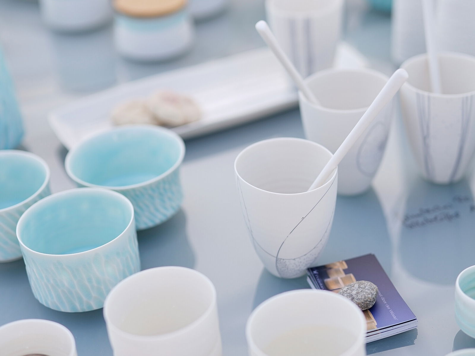 Porzellan-handarbeit-hoehrgrenzhausen-naturkulturkeramik-wlachopulos-keramikmarkt2023-keramik-kunst-westerwald-keramikmarkthoehrgrenzhausen