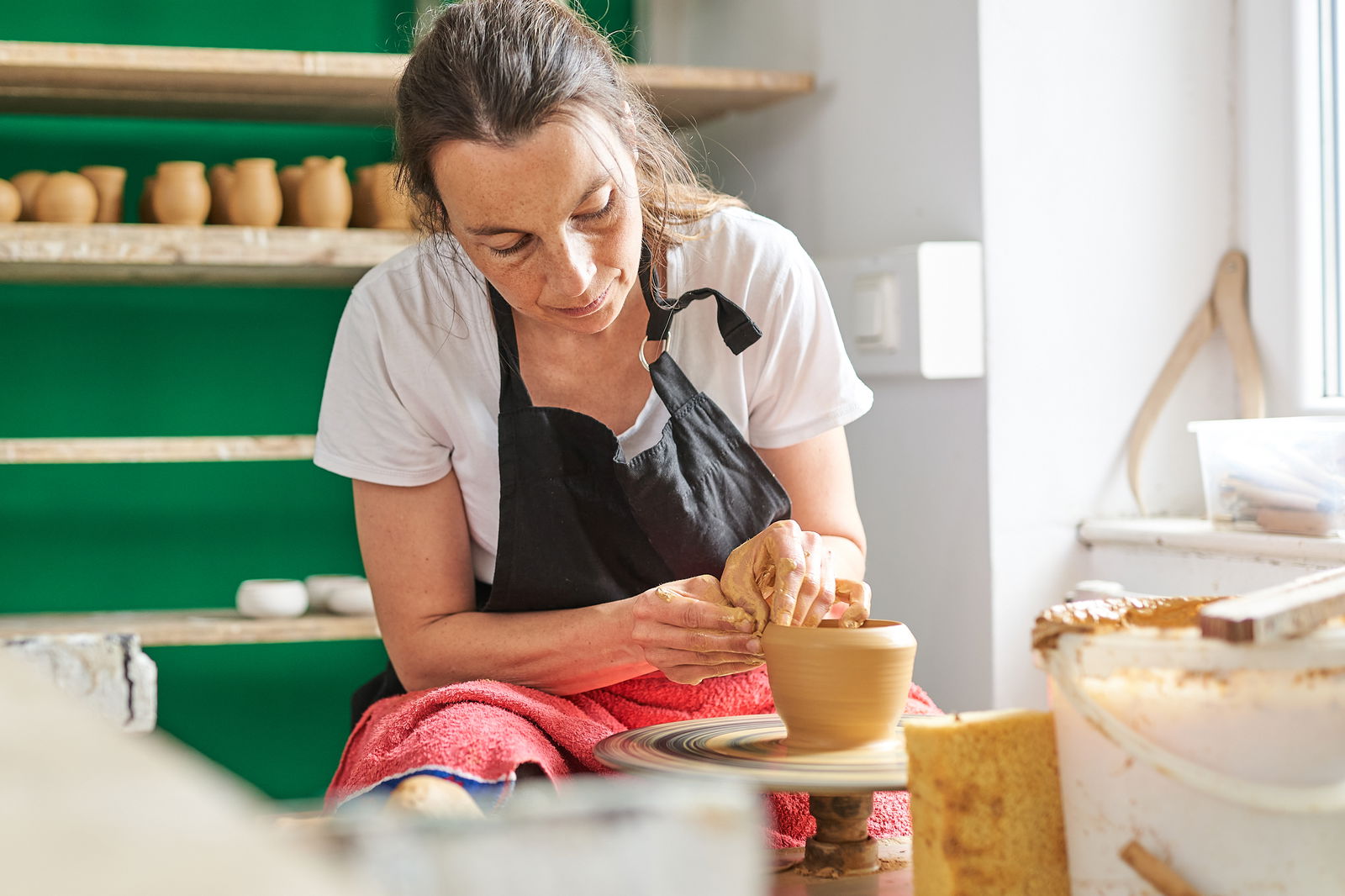D&ouml;rthe Ries beim Drehen &copy; Natur Kultur Keramik
