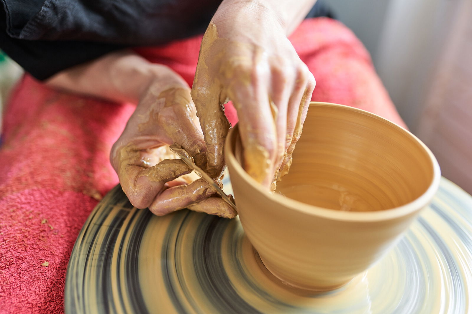 D&ouml;rthe Ries beim Drehen &copy; Natur Kultur Keramik