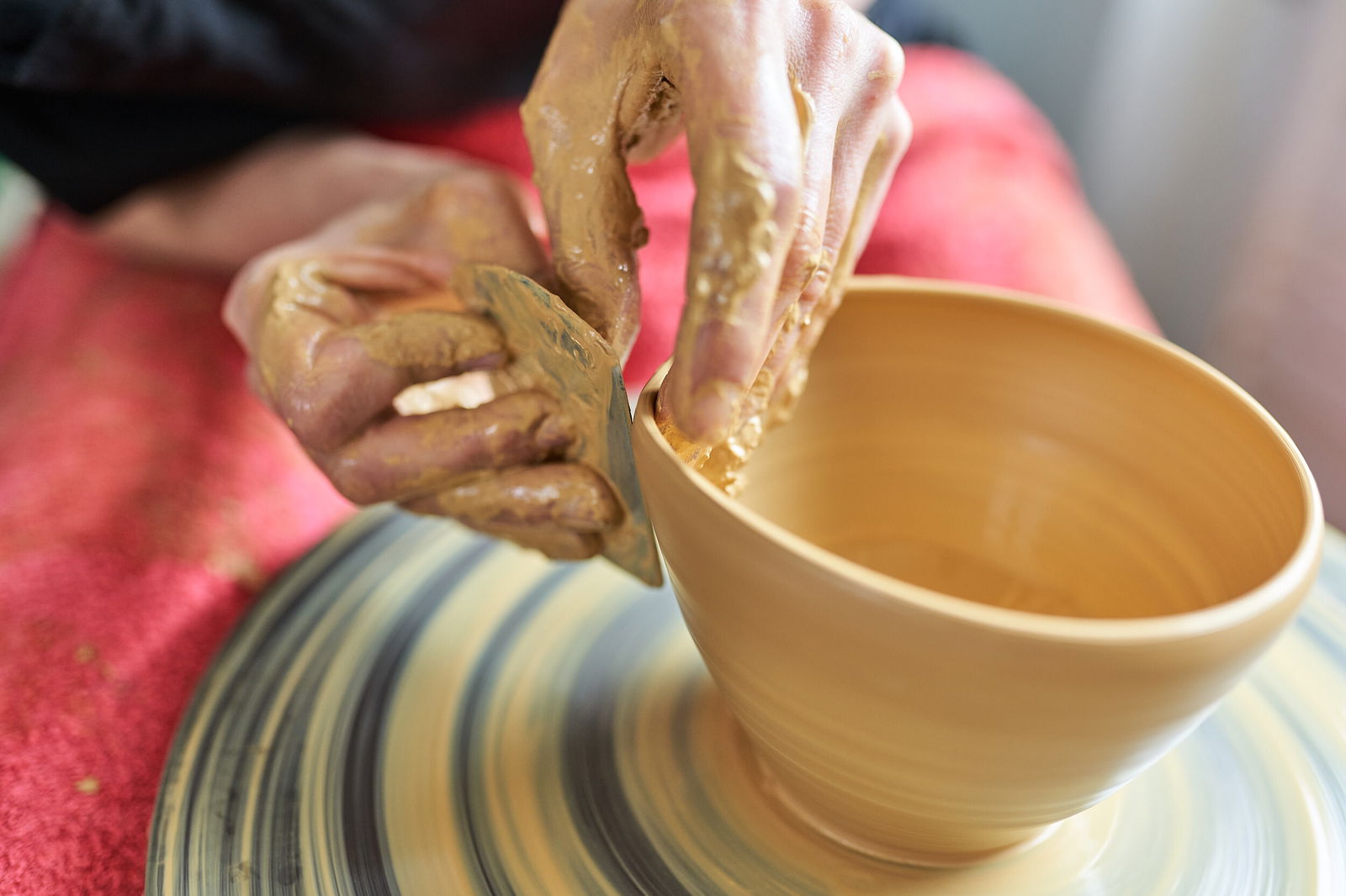 Dörthe Ries beim Drehen © Natur Kultur Keramik
