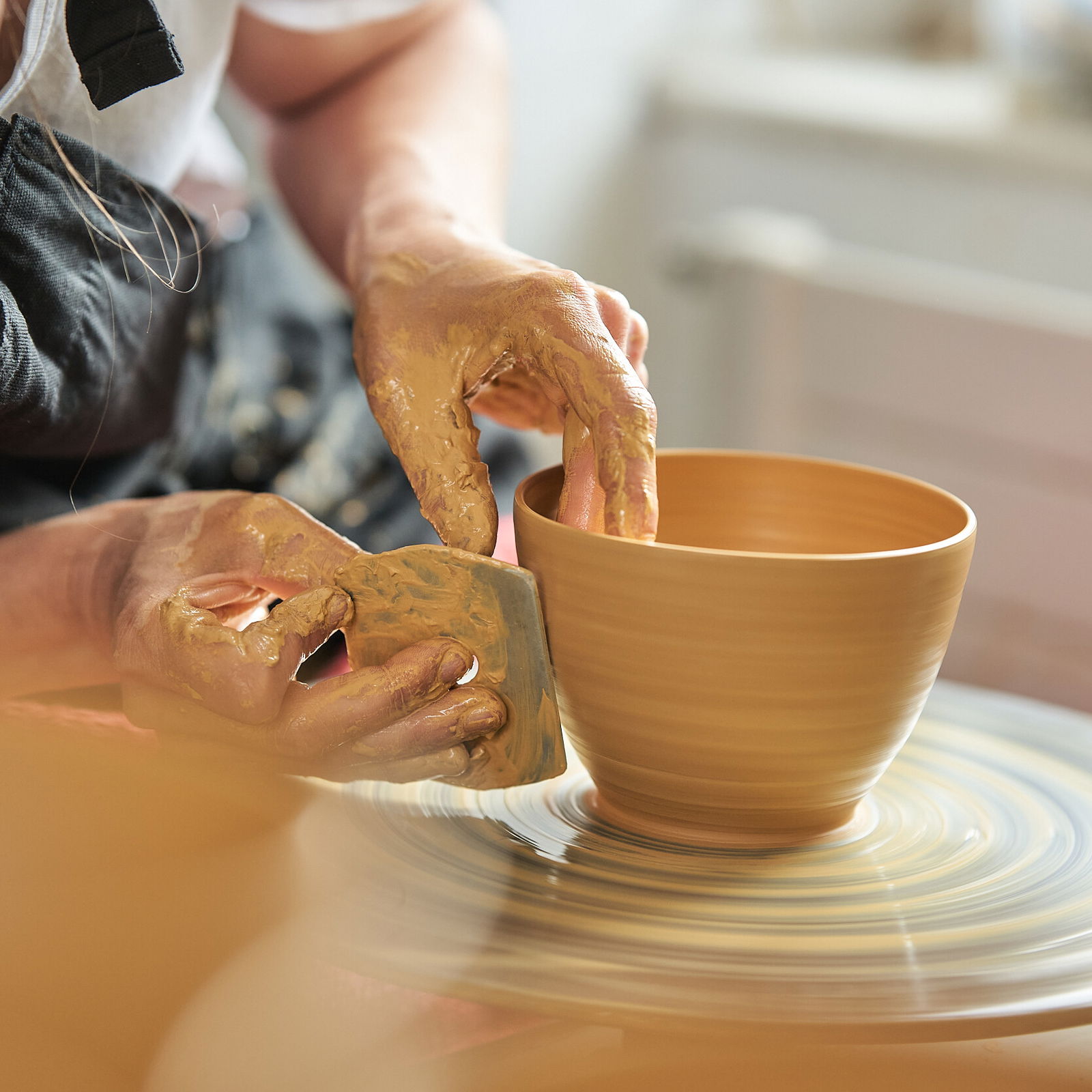Dörthe Ries beim Drehen © Natur Kultur Keramik