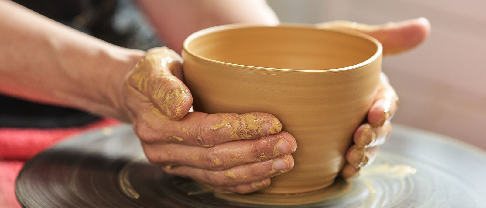 D&ouml;rthe Ries beim Drehen &copy; Natur Kultur Keramik