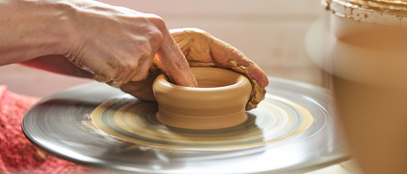 D&ouml;rthe Ries beim Drehen &copy; Natur Kultur Keramik