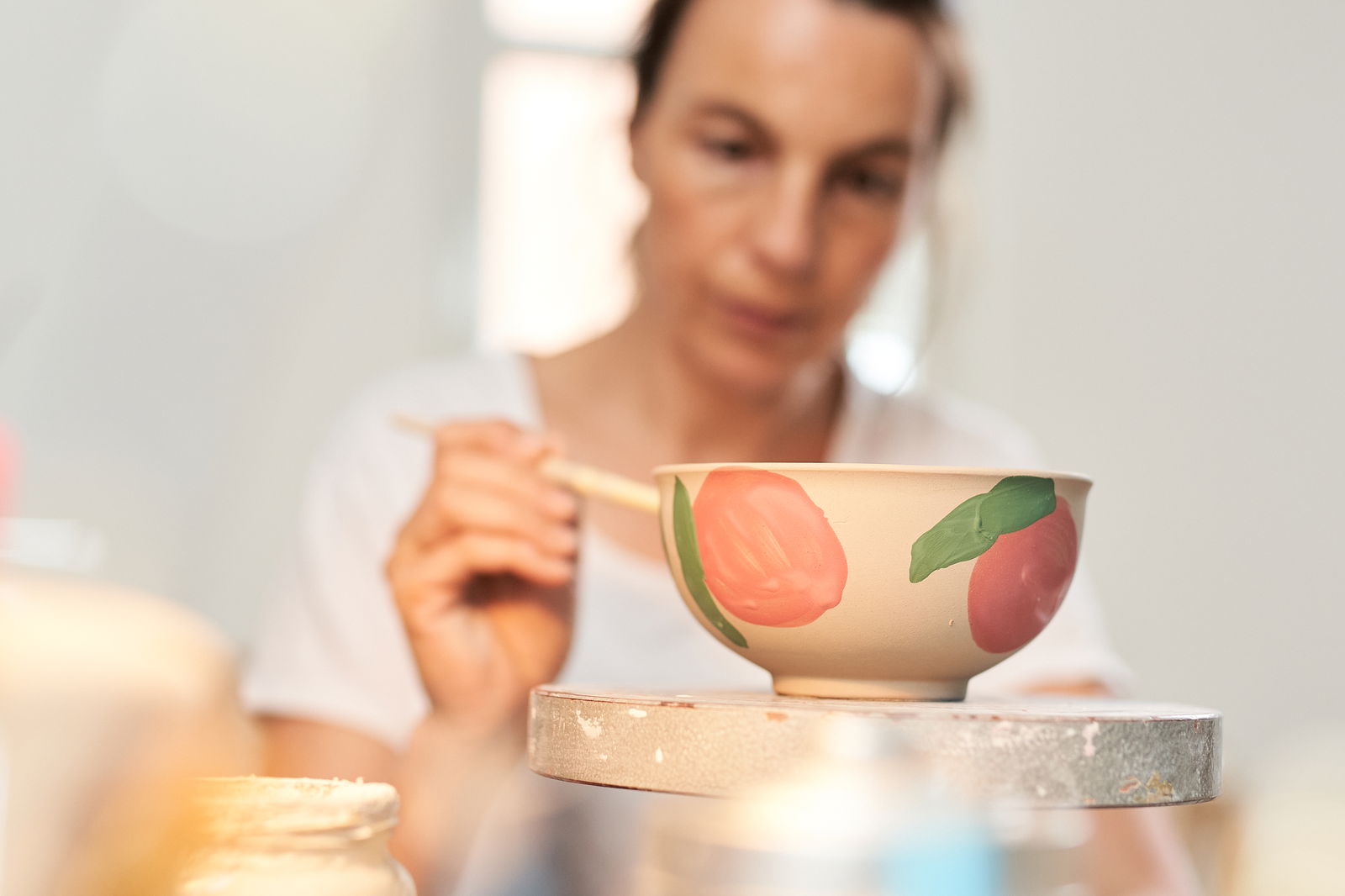 D&ouml;rthe Ries beim Bemalen &copy; Natur Kultur Keramik
