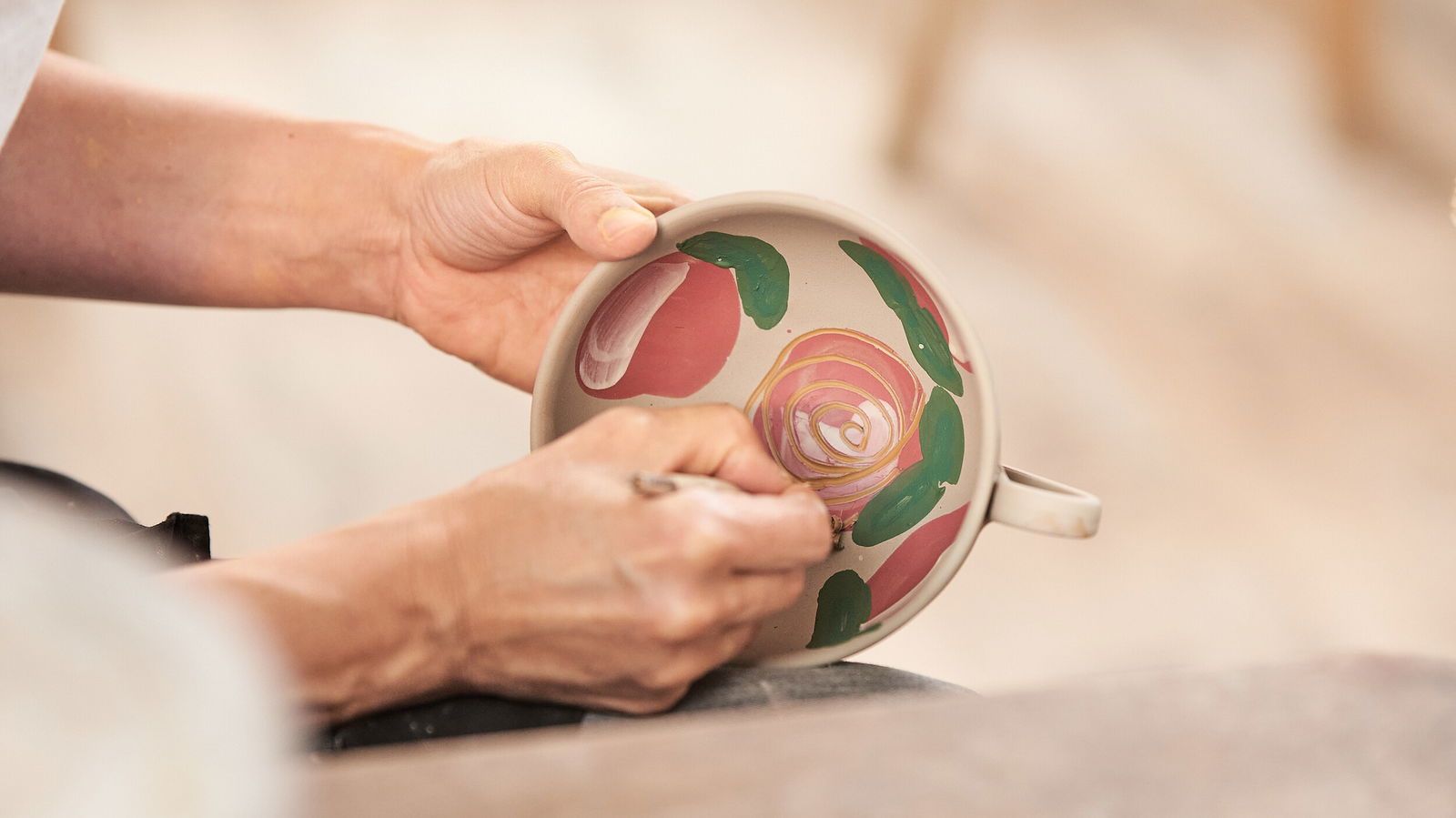 D&ouml;rthe Ries beim Bemalen &copy; Natur Kultur Keramik