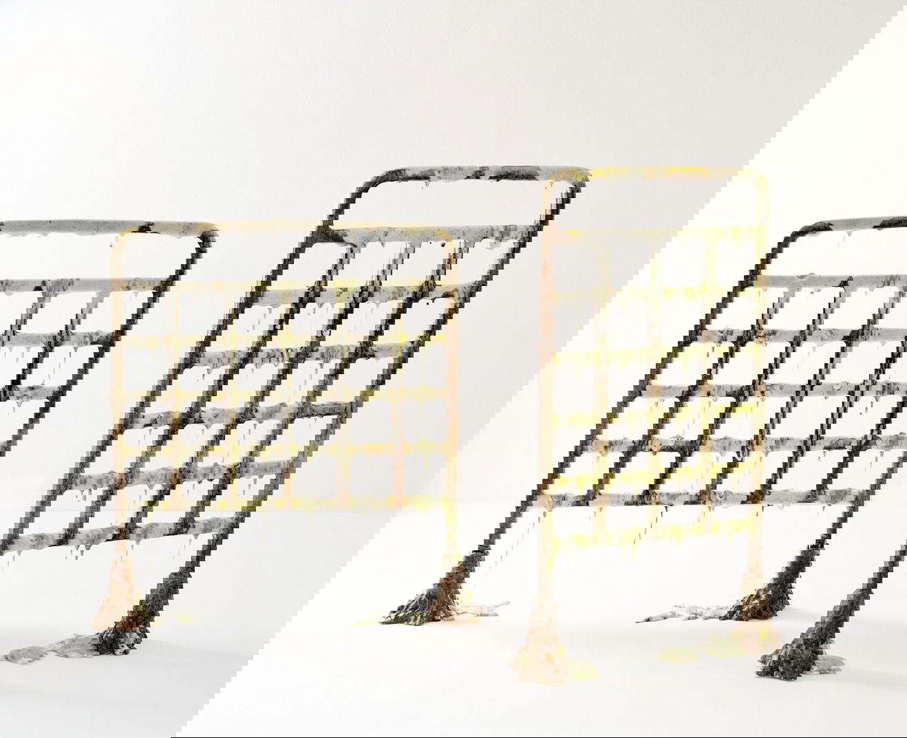 Eunkyoung Cho - Grid Sign-1, 2024, Keramik, 97cm x 62cm x 16cm; Grid Sign-2, 2024, Keramik, 86cm x 85cm x 16cm - Foto: Helge Articus