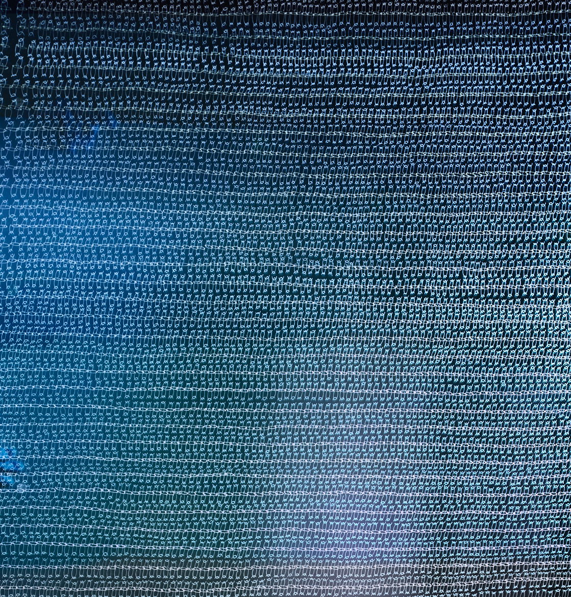 Sarah Hunnenm&ouml;rder - Maschenbindung, 2023, dichroitisches Glas, 80 x 60 x 3cm - Foto Helge Articus