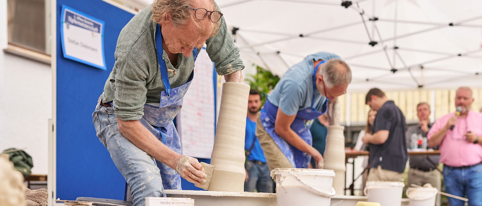 T&ouml;pferinnen und T&ouml;pfer demonstrieren ihr handwerkliches K&ouml;nnen an der Drehscheibe beim Europ&auml;ischen Keramikmarkt in H&ouml;hr-Grenzhausen, UNESCO Creative City of Crafts and Folk Art. &copy; Janos Wlachopulos