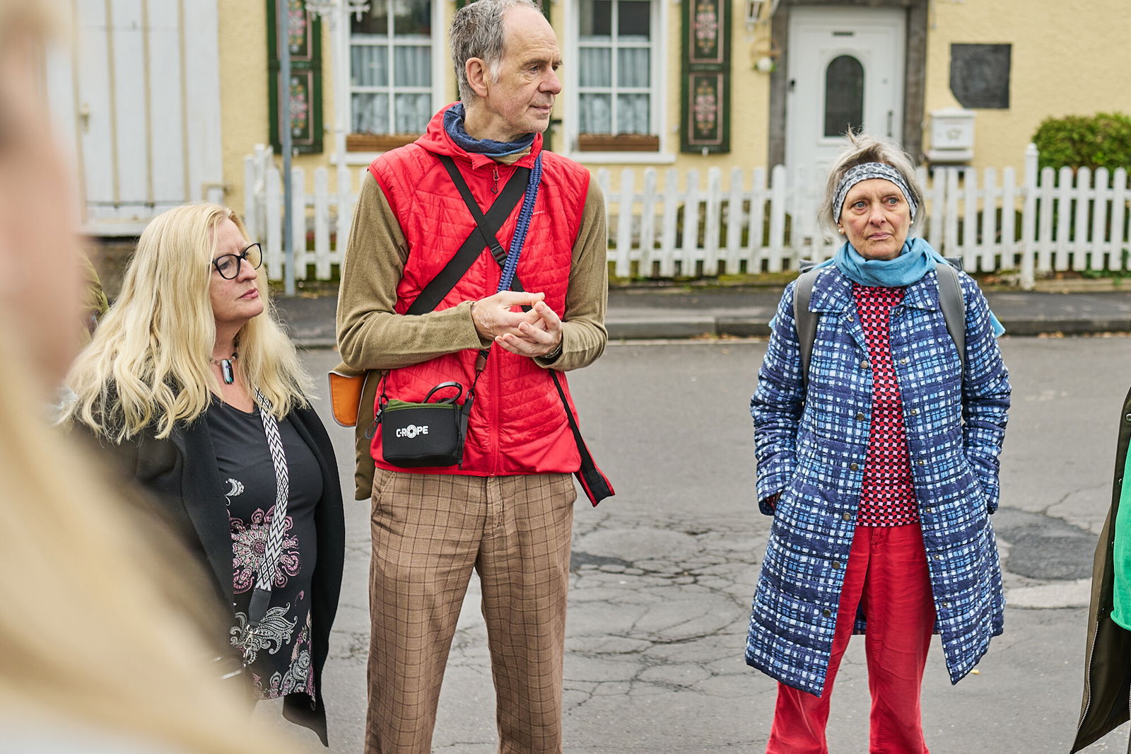 Gesprächssituation während eines Stadtspaziergangs in einem Wohngebiet von Höhr-Grenzhausen im Rahmen des Modellvorhabens Innenstadt-Impulse.