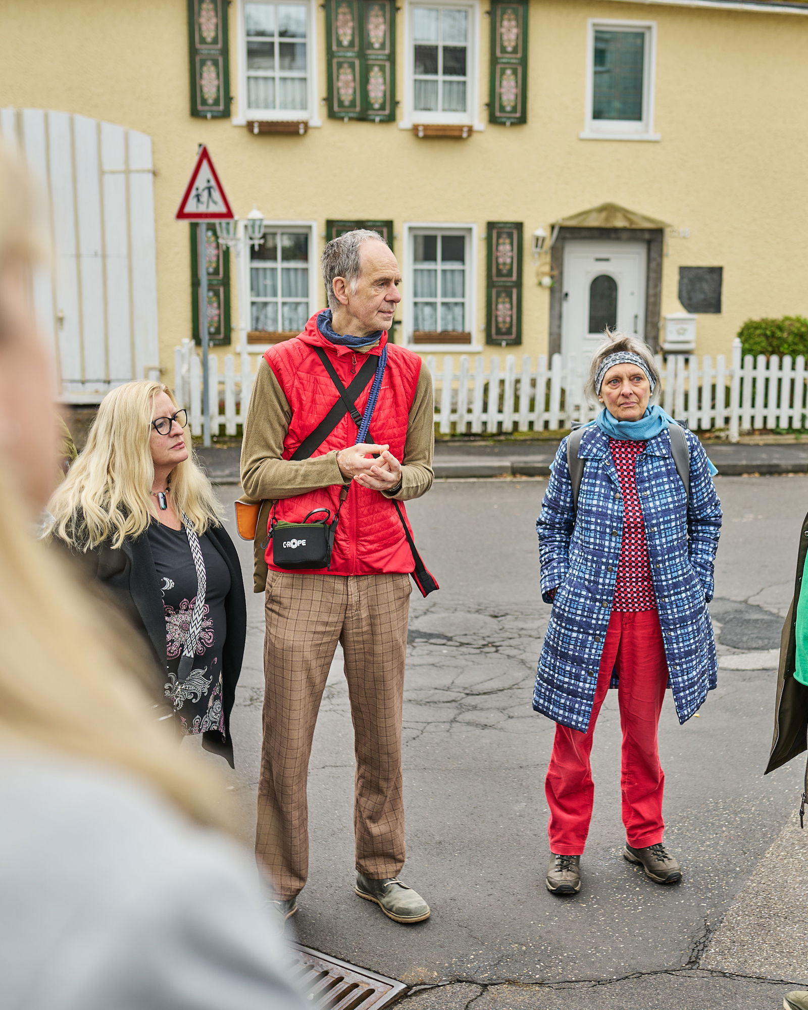 Gesprächssituation während eines Stadtspaziergangs in einem Wohngebiet von Höhr-Grenzhausen im Rahmen des Modellvorhabens Innenstadt-Impulse.