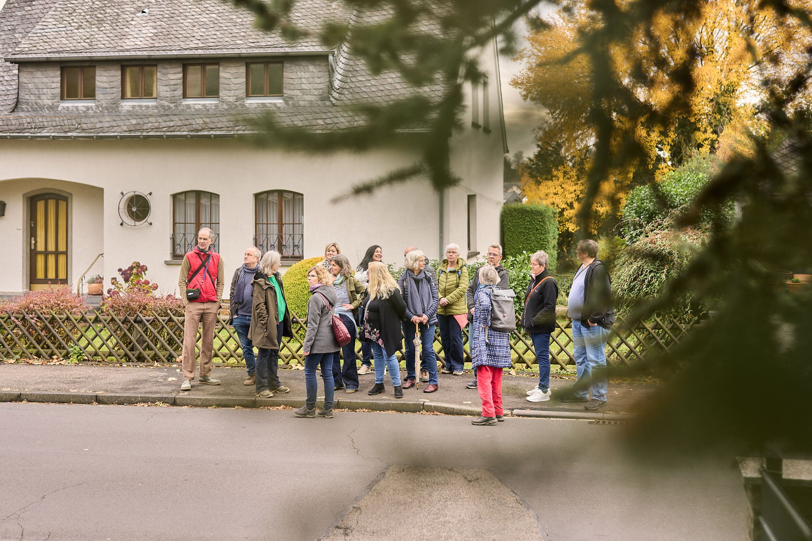Teilnehmende stehen im Kreis und diskutieren Eindrücke der Innenstadt bei einem Stadtspaziergang in Höhr-Grenzhausen im Modellvorhaben Innenstadt-Impulse.