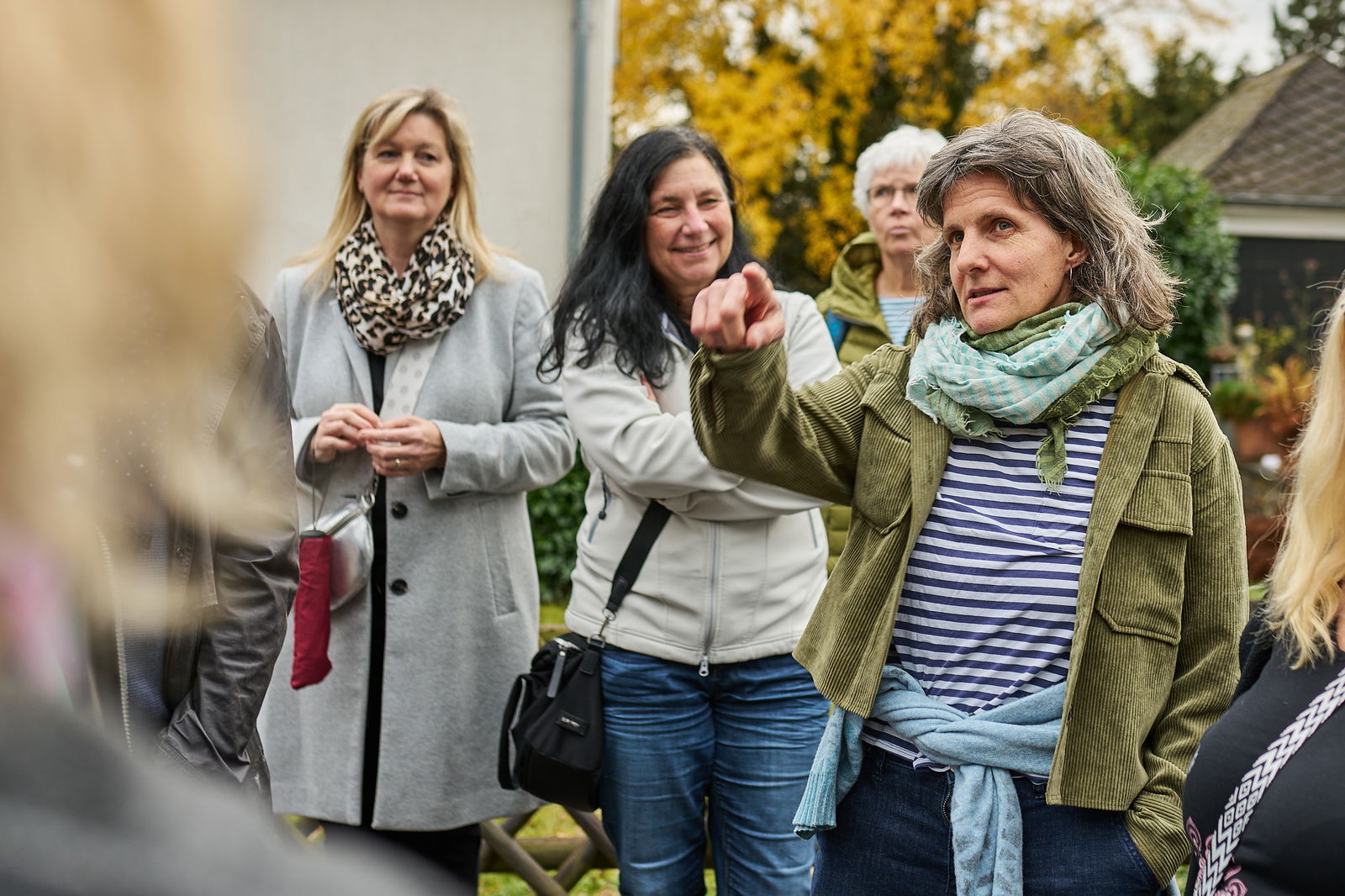 Teilnehmerin zeigt auf einen Ort und erläutert ihre Beobachtungen beim Stadtspaziergang im Modellvorhaben Innenstadt-Impulse in Höhr-Grenzhausen.
