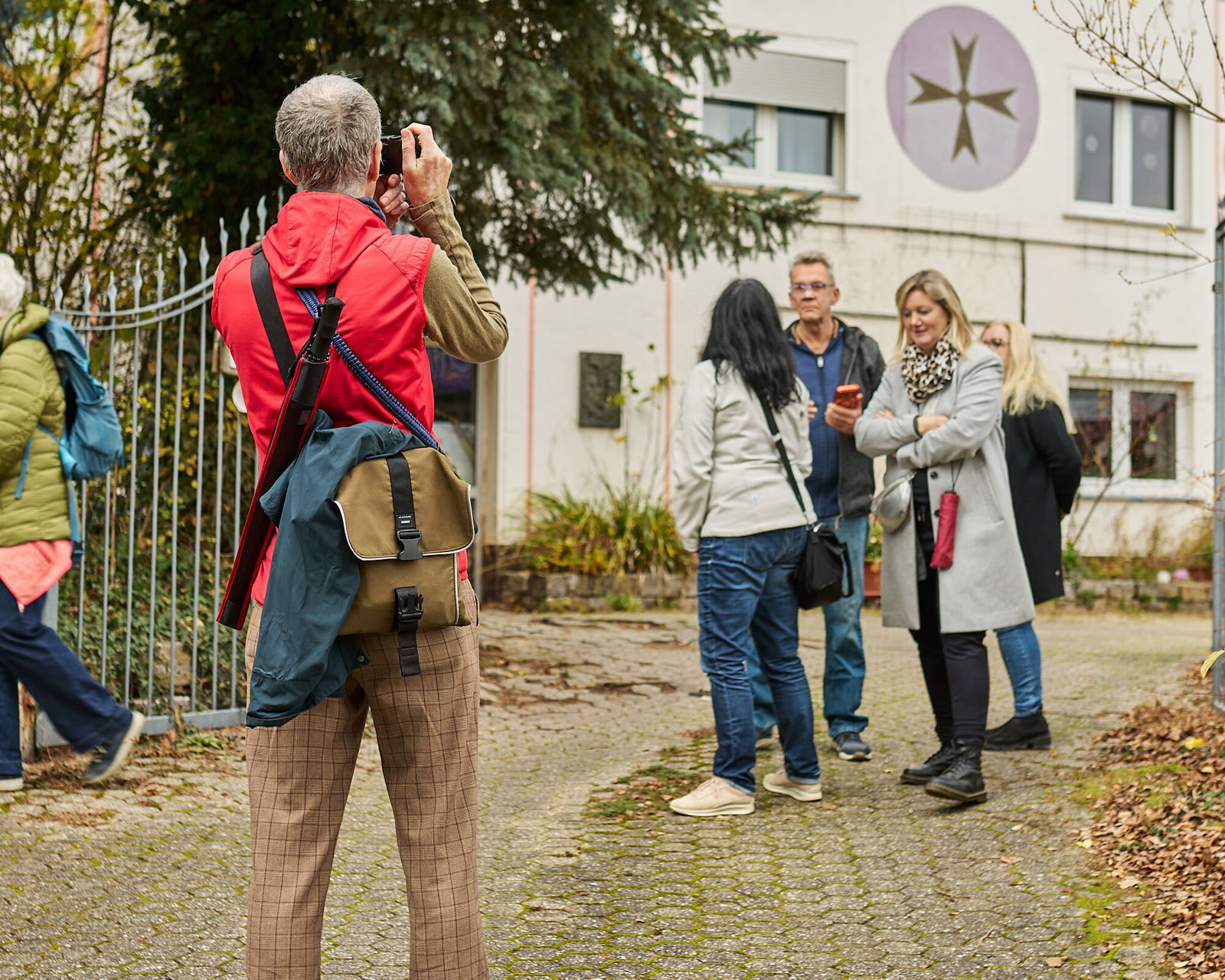 Teilnehmer fotografiert Fassadengestaltung während eines Stadtspaziergangs in Höhr-Grenzhausen, Modellvorhaben Innenstadt-Impulse des Landes Rheinland-Pfalz.