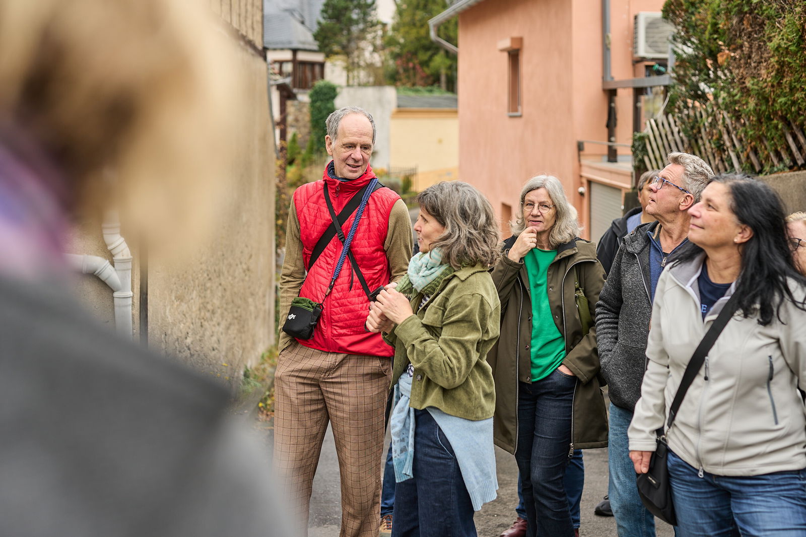 Gruppe von Teilnehmenden im Gespräch während eines Stadtspaziergangs durch Höhr-Grenzhausen, Modellvorhaben Innenstadt-Impulse Rheinland-Pfalz.