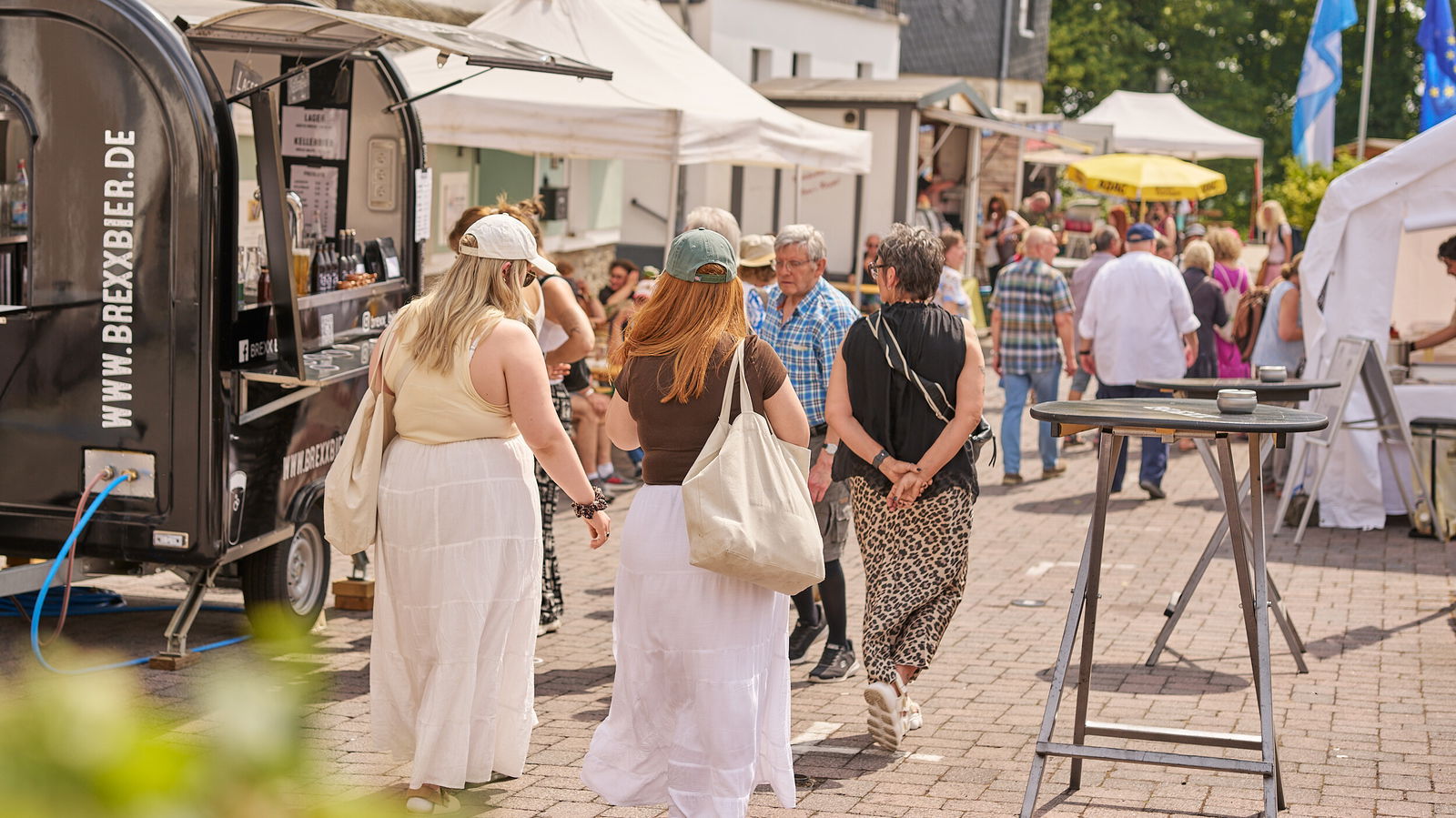 Besucherinnen und Besucher auf dem Keramikmarkt 2026 in Höhr-Grenzhausen, UNESCO Creative City of Crafts and Folk Art