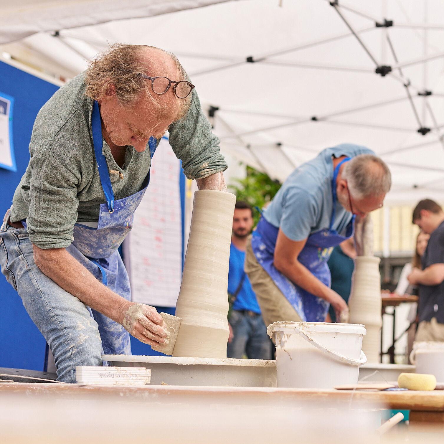 Drehvorführung mit zwei Keramikern auf dem Keramikmarkt 2026 in Höhr-Grenzhausen, UNESCO Creative City of Crafts and Folk Art