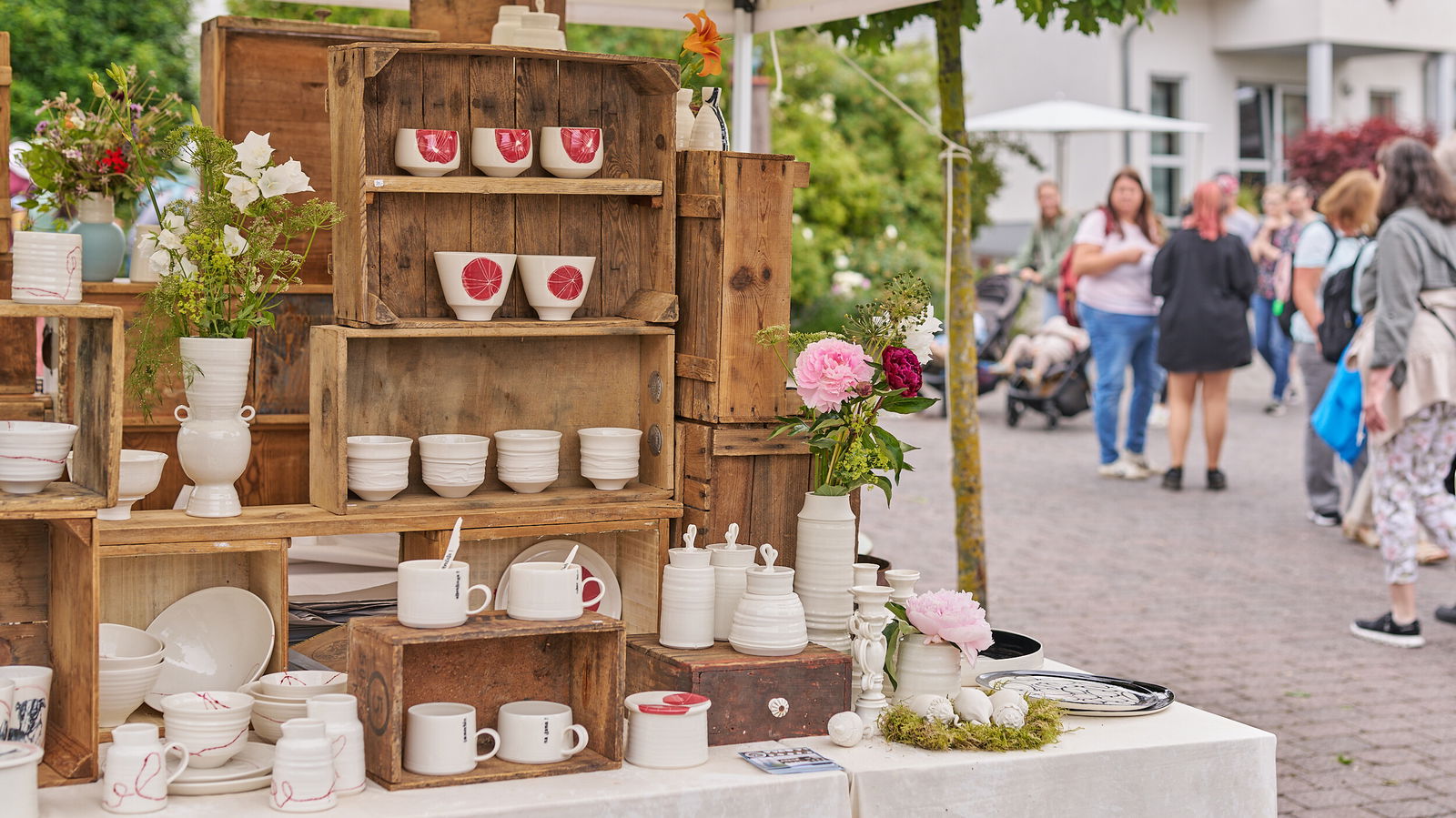 Handgefertigte Keramik an einem Marktstand auf dem Keramikmarkt 2026 in Höhr-Grenzhausen, UNESCO Creative City of Crafts and Folk Art
