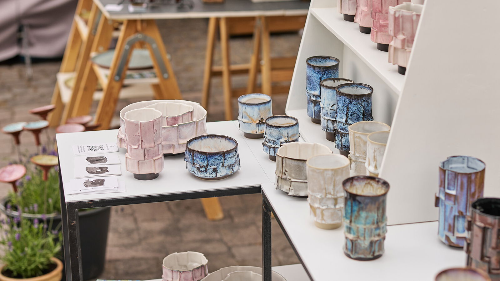 Handgefertigte Keramikbecher und Schalen auf dem Keramikmarkt 2026 in Höhr-Grenzhausen, UNESCO Creative City of Crafts and Folk Art