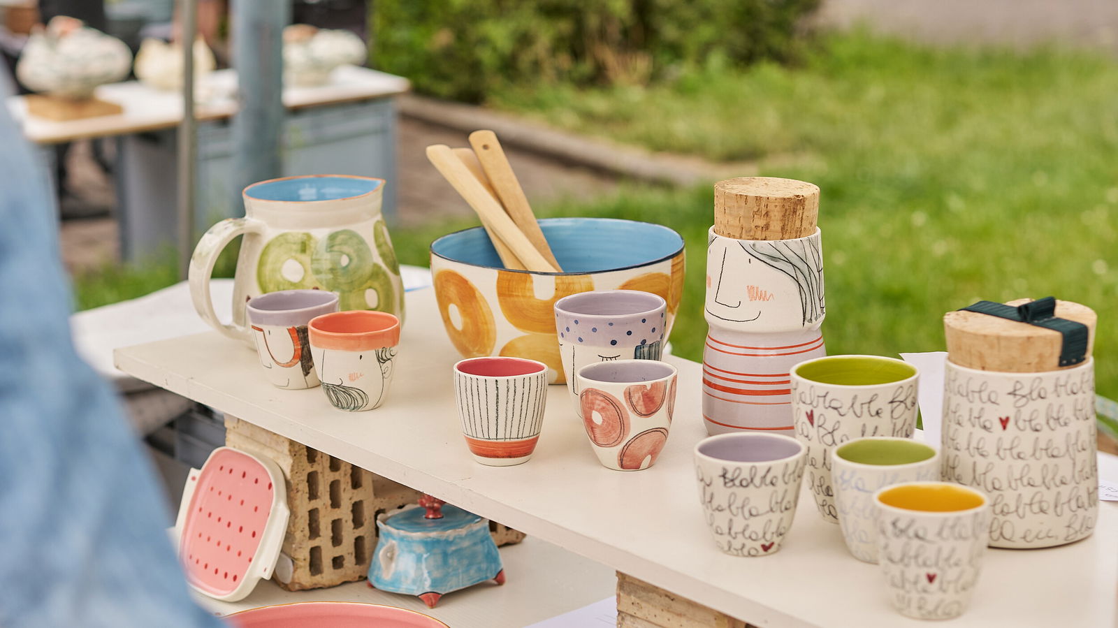 Detailaufnahme von Keramikobjekten auf dem Keramikmarkt 2026 in Höhr-Grenzhausen