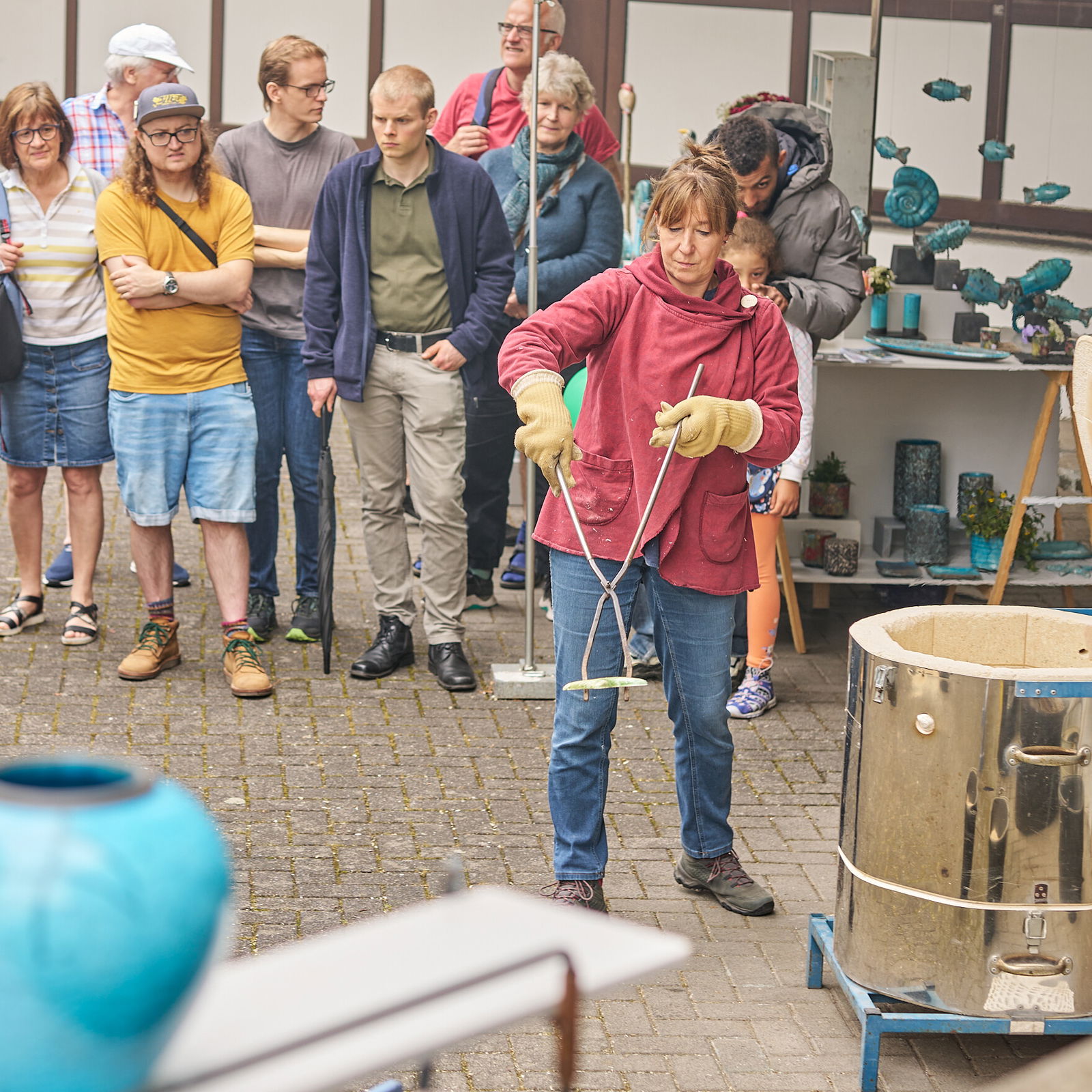 Keramikerin bei einer Ofen- und Brandvorführung auf dem Keramikmarkt 2026 in Höhr-Grenzhausen, UNESCO Creative City of Crafts and Folk Art