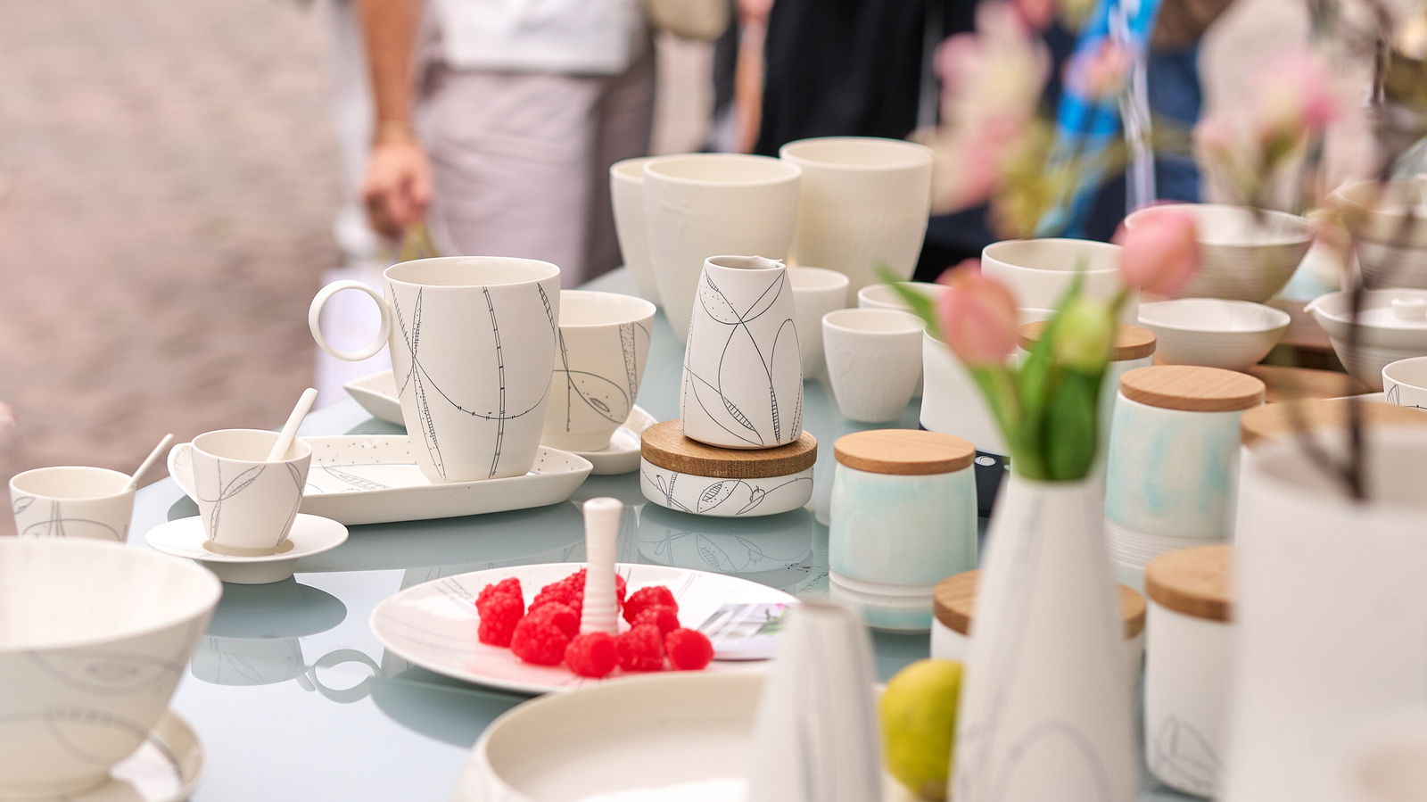 Handgefertigtes Keramikgeschirr auf dem Keramikmarkt 2026 in Höhr-Grenzhausen, UNESCO Creative City of Crafts and Folk Art