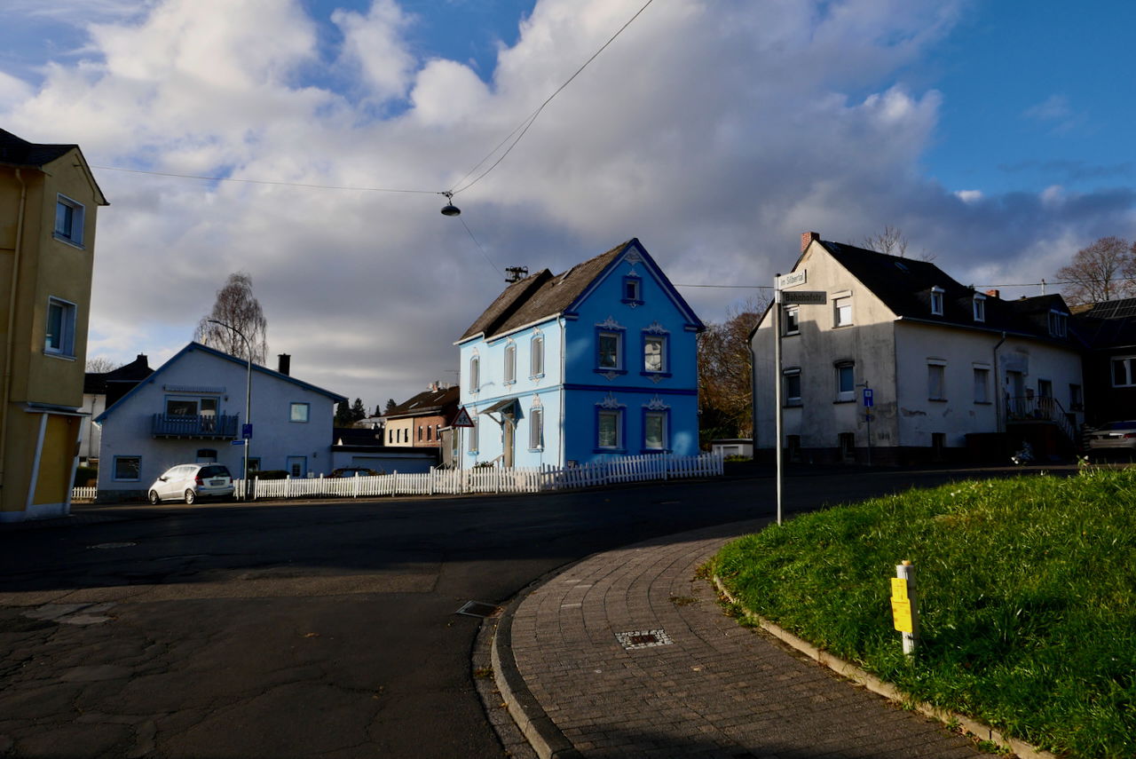 Blick auf eine Straßenecke mit Wohnhäusern in Höhr-Grenzhausen als Teil der Ortsbegehung im Projekt Stadt.Idee.Wirkung.