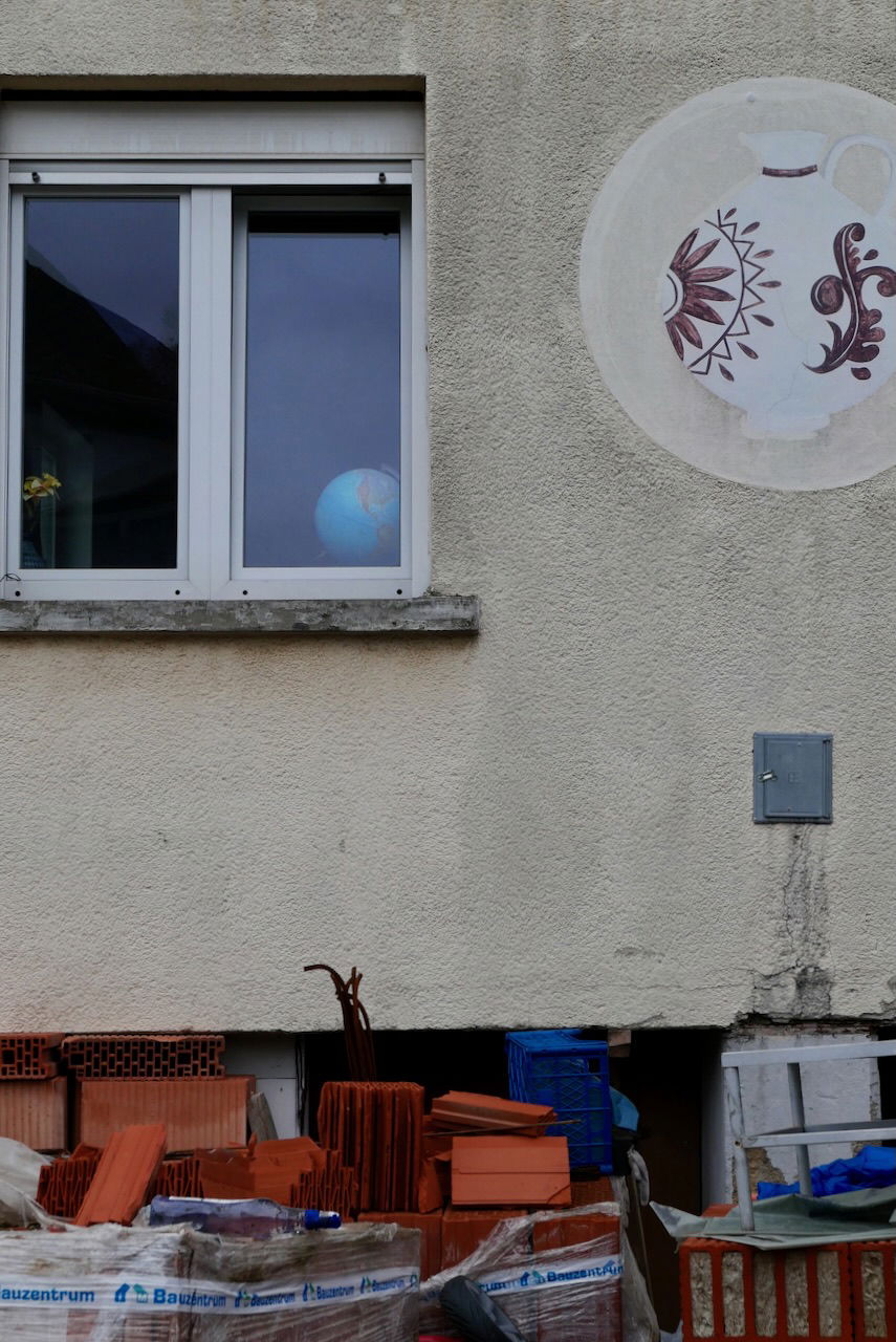 Hausfassade mit Fenster und keramischem Wandmotiv in Höhr-Grenzhausen, wahrgenommen während eines Stadtspaziergangs im Rahmen von Stadt.Idee.Wirkung.