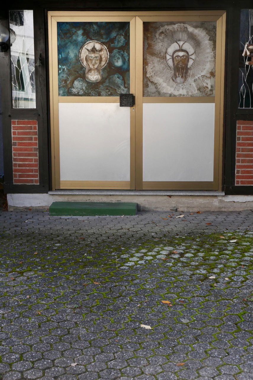 Gestaltete Hauseingangstür mit künstlerischen Motiven in der Innenstadt von Höhr-Grenzhausen, entdeckt beim Stadtspaziergang des Modellvorhabens Innenstadt-Impulse.