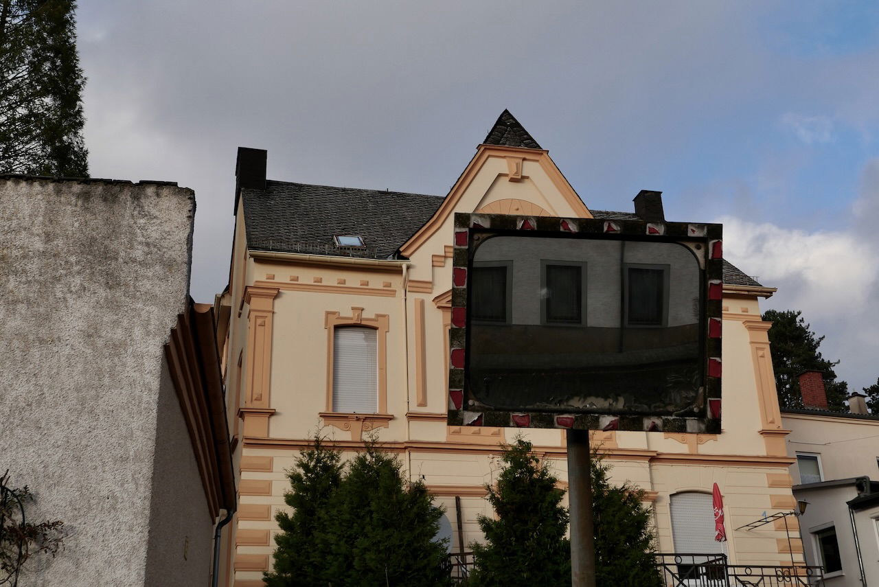 Gebäude mit leerer digitaler Anzeigetafel in Höhr-Grenzhausen als Thema beim Stadtspaziergang im Projekt Stadt.Idee.Wirkung.