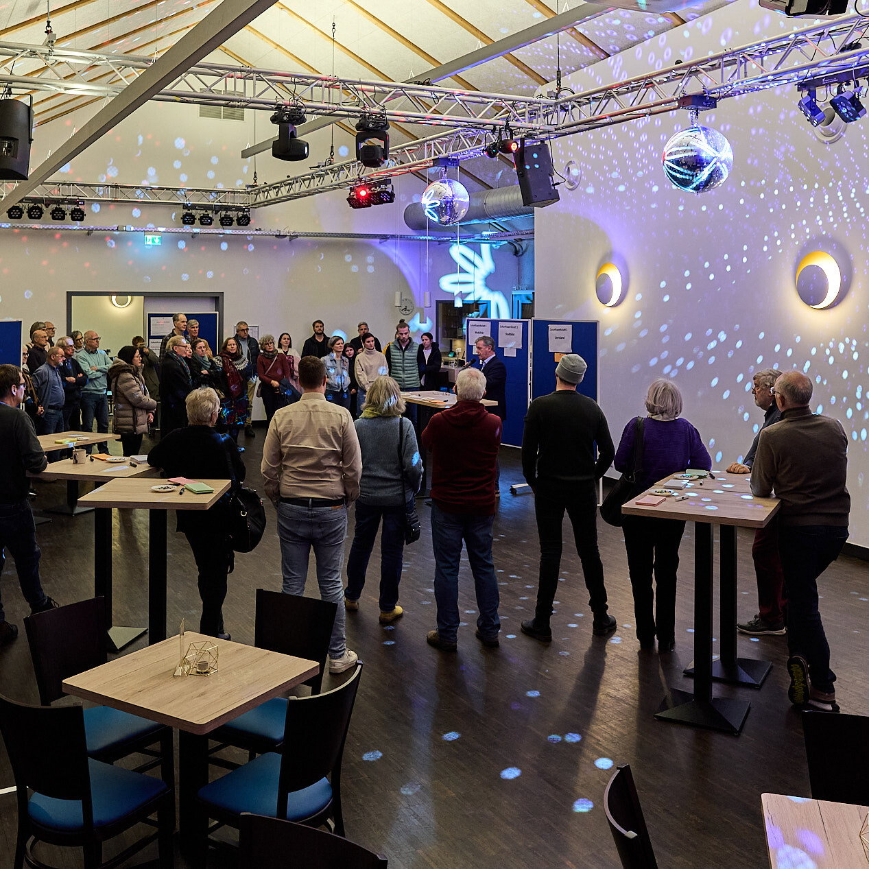 Große Runde von Teilnehmenden in einem Veranstaltungsraum während einer Zukunftswerkstatt des Modellvorhabens Innenstadt-Impulse in Höhr-Grenzhausen.